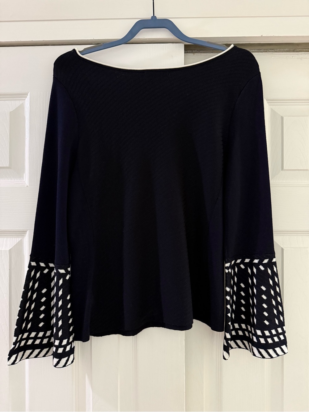 💙🖤 NIC+ZOE Black Crewneck Sweater with White Trim and Patterned Bell Sleeves 💙🖤